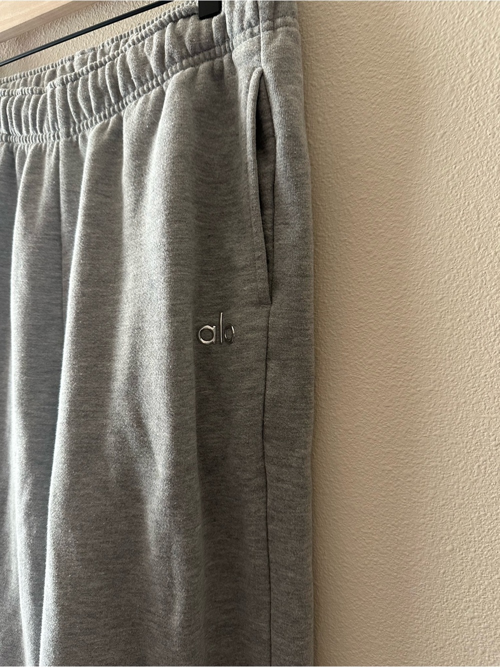 Alo Accolade sweatpant in athletic Heather grey fits like a small oversized - Picture 4 of 10